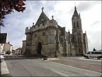 Voici l'église Saint-Hilaire d'Adriers. Commune Viennoise, elle se situe dans l'ancienne région ...