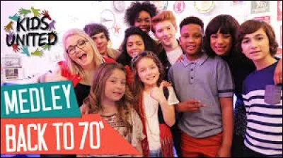 Avec quel groupe de chanteurs peut-on voir les Kids United sur cette image ?