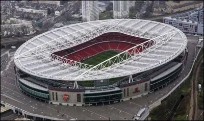 Quel club évolue à l'Emirates Stadium ? (2016)