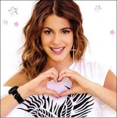 Comment s'appelle l'actrice qui joue le rôle de Violetta Castillo dans la fameuse série "Violetta" ?