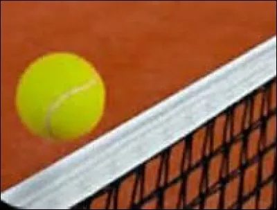 Au tennis, hors service, lorsque la balle touche la bande du filet et tombe dans les limites du terrain adverse, que se passe-t-il ?