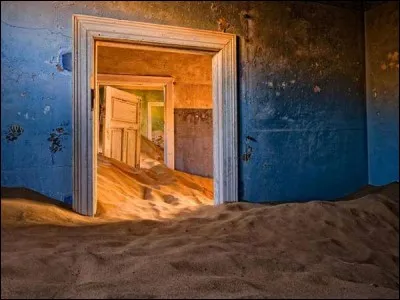 Kolmanskop est aujourd'hui un village fantôme, envahi par le sable du désert de Namibie. Fondés par des colons allemands à la fin du XIXe siècle, ce village connut une prospérité fulgurante jusqu'en 1920. Quelle exploitation était à l'origine de ce succès ?