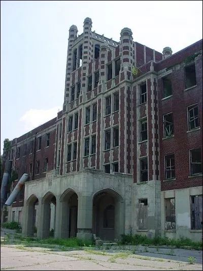 Le Sanatorium de Waverly Hills, construit en 1910, est réputé pour être hanté. Une des légendes les plus connues est celles d'une chambre où deux infirmières s'y sont suicidées sans raison. Quel était le numéro de cette chambre ?