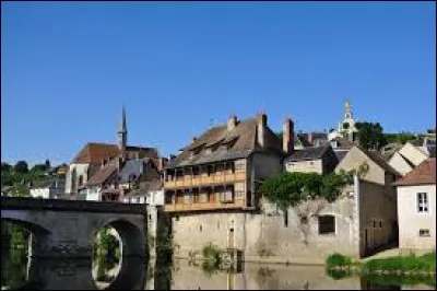 Cette millième balade débute dans le Centre, à Argenton-sur-Creuse.Ville de la région naturelle du Boischaut Sud, elle se situe dans le département ...