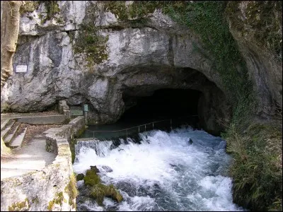 La fontaine intermittente de Fontestorbes, située près de Bélestat, en Ariège, présente une caractéristique très rare : L'eau de la fontaine ne coule que par intermittence. Plus incroyable encore, l'eau s'écoule exactement pendant 36 minutes et 36 secondes, puis s'arrête pendant 32 minutes et 30 secondes. Cette fontaine a été chantée par le poète Guillaume de Salluste du Bartas au XVIe siècle. De quelle reine était-il le contemporain ?