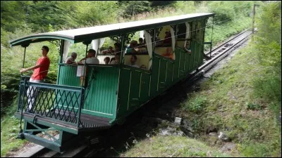 Le côté typique du funiculaire du Capucin réside en son wagon en bois qui au fur et à mesure de sa montée procure des sensations assez curieuses. Où se situe ce funiculaire qui date de 1898 ?