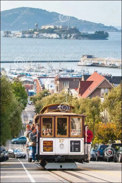 Le funiculaire de Powel Hyde dont le circuit ne passe pas très loin de la prison d'Alcatraz est classé comme une attraction touristique. Où le situeriez-vous ?