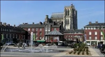 Aujourd'hui, nous commençons notre balade en Picardie, à Abbeville. Sous-préfecture, capitale historique du comté de Ponthieu, elle se situe dans le département ...