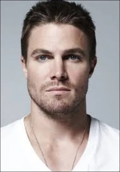 Comment s'appelle cet acteur qui joue le rôle d'Oliver Queen ?