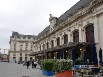 SA GARE - Si vous arrivez par le TGV, vous mettrez pied à terre à la gare :