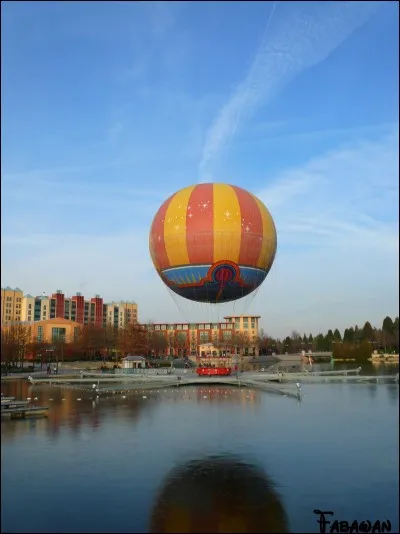 Il s'élève à cent mètres au-dessus du Disney Village.