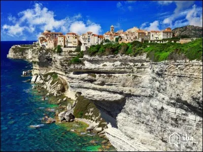 La Corse se trouve dans la mer...