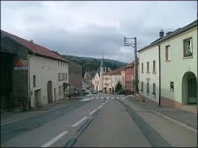 Pour commencer cette nouvelle balade, nous partons en Lorraine à Apach. Village du Pays de Sierck, à la frontière avec le Luxembourg et l'Allemagne, il se situe dans le département ...