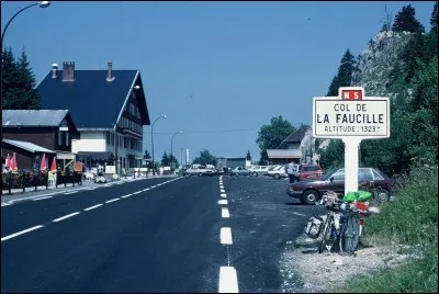 FAUCILLE (COL DE LA) - Dans lequel de ces massifs se trouve ce col routier situé entre les villes de Gex et Morez ?