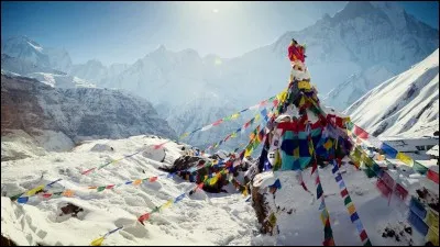 Commençons par la montagne la plus haute du monde. Comment s'appelle-t-elle ?