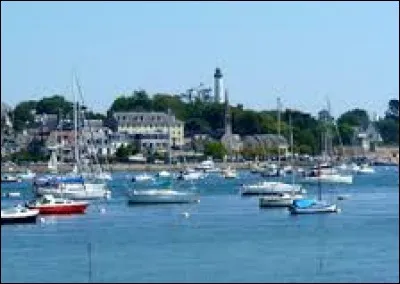 Nous partons en Bretagne, à Bénodet. Station balnéaire sur la Côte de Cornouaille, dans le pays fouesnantais, elle se situe dans le département ...