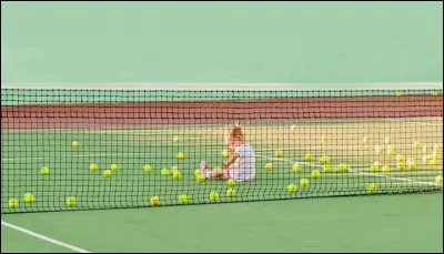 Avec quoi joue-t-on au tennis ?