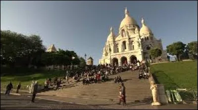 Devant quelle basilique se trouve ce grand escalier ?