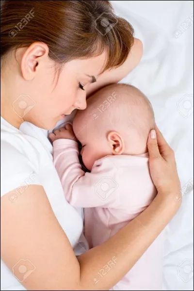 Maman chauffe le déjeuner de son fils.