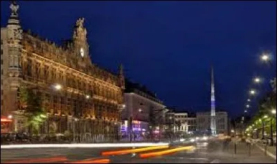 Belle ville du Nord-Pas-de-Calais avec comme spécialité une langue dont je ne donnerai pas le nom, avec une place où il y a un monument gigantesque, c'est...