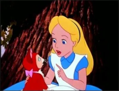 Que poursuit Alice avant de tomber dans le trou ?