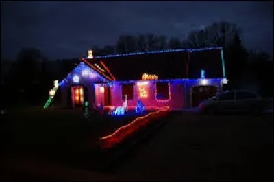 Bien que ce ne soit plus de saison, vous avez sur cette image une maison décorée pour Noël à Amfreville-les-Champs. Village Seinomarin, il se situe en région... (je vous rappelle que nous jouons avec les anciennes régions)