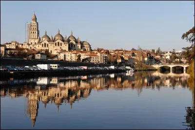 Quelle belle gasconne arrose la ville de Périgueux ?