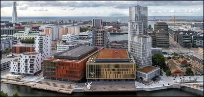 Malmö est une importante ville de 250 000 habitants. Dans quel pays se trouve-t-elle ?