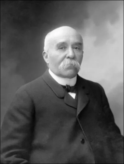 Lorsque Georges Clemenceau a été deux fois Président du Conseil, il a été en même temps en charge d'un ministère. De quoi a-t-il été ministre d'octobre 1906 à juillet 1909 ?