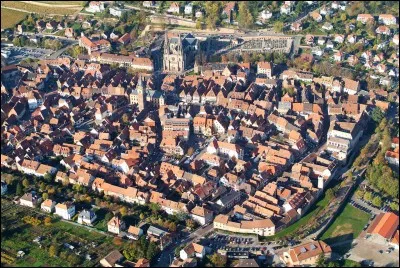 OBERNAI - A proximité de laquelle de ces grandes villes se situe la ville de naissance de Sainte Odile ?