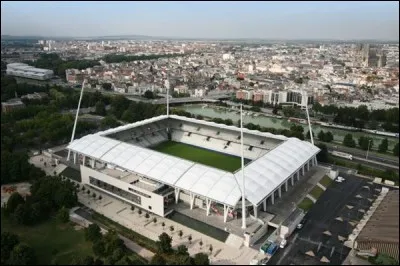 Je me trouve au stade Auguste Delaune. Inauguré en 1935 comme stade-vélodrome, il a été rénové et peut accueilli 21 000 spectateurs. Dans quelle ville suis-je ?