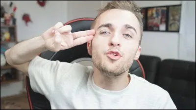 Ce youtubeur s'appelle Squeezie et il teste beaucoup de jeux PC dans ses vidéos.