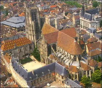 C'est la première en date des cathédrales gothiques : édifiée à partir de 1135, dédiée à Saint Etienne et consacrée par le pape Alexandre III en 1164. Par ses innovations - voûtes en ogives, grandes baies - elle inspire directement ou influence les premières constructions gothiques. Quelle est cette cathédrale ?