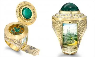 Cette jolie bague n'est pas vraiment du style de l'héroïne de cette oeuvre...