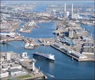 Sur le port du Havre, au crépuscule, on frissonne quand l'effroid se glisse dans les docks.