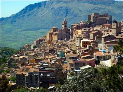 La Sicile est la plus grande des îles de la Méditerranée. Quelle est sa superficie ?