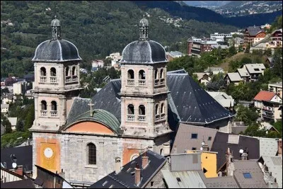 De ces quatre départements,lequel n'est pas frontalier de celui des Hautes-Alpes?