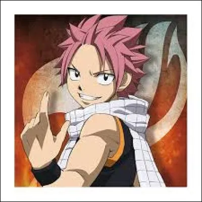 Où se situe la marque de Natsu et de quelle couleur est-elle ?