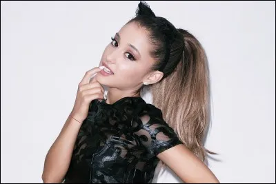 Complète cette phrase. Ariana Grande......a very beautiful girl