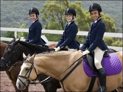 Comment s'appelle les trois héroïnes qui montent à cheval ?