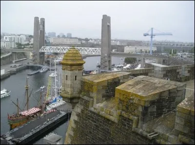 Notre point de départ est un grand port militaire. Quelle est cette ville, née d'un fort romain ?