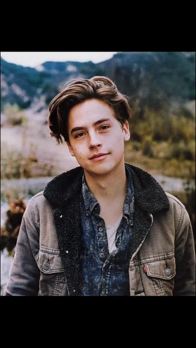 Quel est le nom entier de Cole Sprouse ?