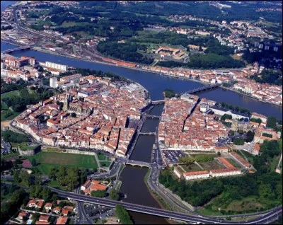 La ville d'où nous partons est une sous-préfecture bordée par l'Adour et traversée par la Nive. Quelle est cette ville du Sud-Ouest ? Quelle est cette ville ?