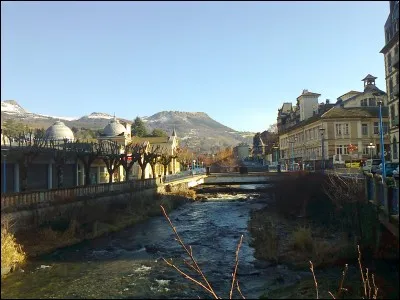 Nous partons de cette jolie station thermale, traversée par la Dordogne au tout début de son cours. Quelle est cette ville ?