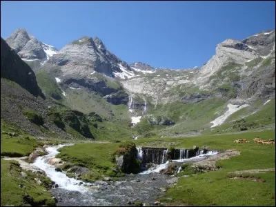 C'est le plus grand cirque glaciaire des Pyrénées,il est barré par une muraille infranchissable de 1000 mètres,d'après le pyrénéïste Ramond de Carbonnières,il aurait pu contenir 10 millions de personnes,quel est ce cirque?