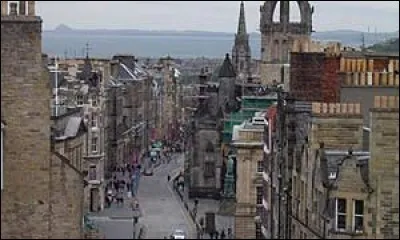 Notre première ville est la capitale de l'Ecosse. De quelle ville s'agit-il ?