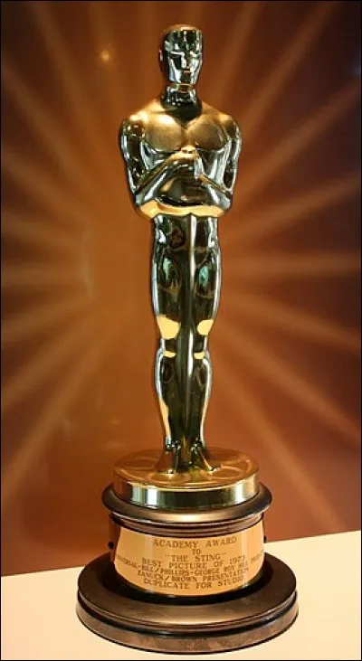 Les Oscars du cinéma sont des récompenses cinématographiques américaines décernées chaque année depuis 1929 à Hollywood et destinées à saluer l'excellence des productions américaines du cinéma. Un seul auteur lauréat du prix Nobel de littérature a gagné l'Oscar du meilleur scénario. 
Identifiez cet auteur.