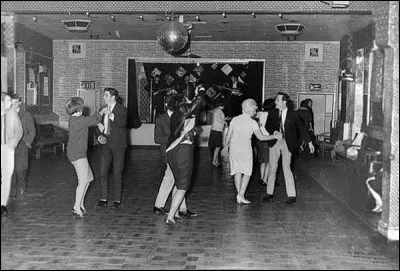 Cette photo a été prise en 1961 à Aldershot, une banlieue lointaine de Londres. Un an et demi plus tard, les membres du groupe devenaient des stars internationales ! Quel est son nom ?