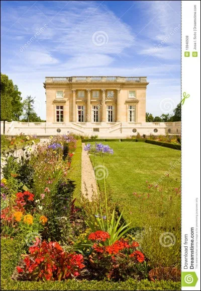 Qui fit construire le Petit Trianon ?