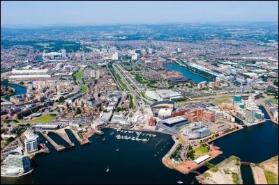 La première ville est la capitale du Pays de Galles. De quelle ville s'agit-il ?